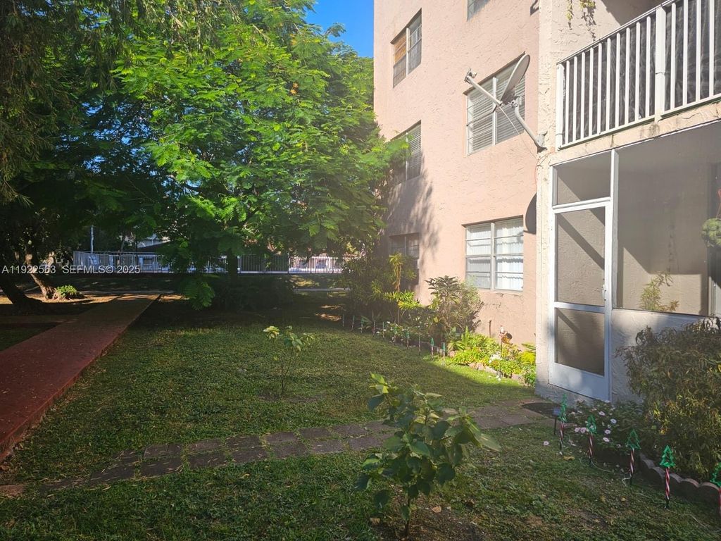 8411 NW 8th St 111, Miami, FL 33126