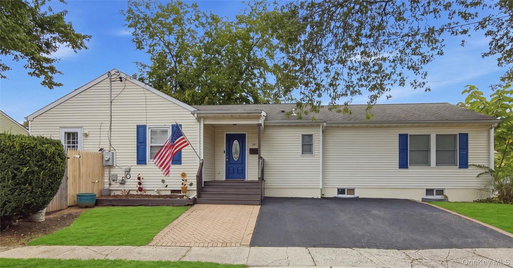 301 Laurel Road, Northport, NY 11768 — exterior