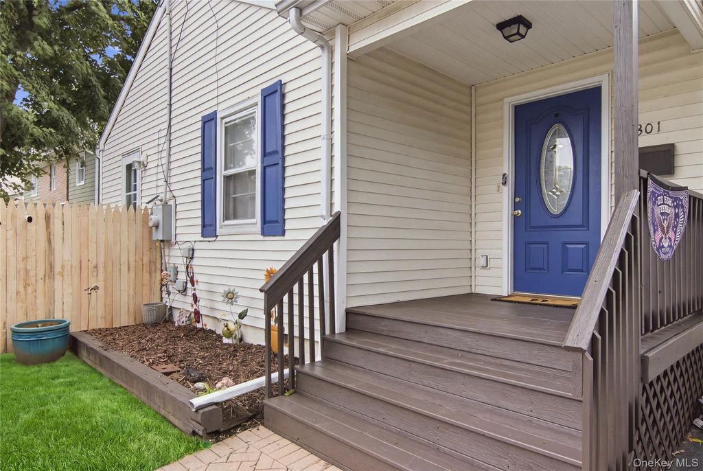 301 Laurel Road, Northport, NY 11768 — photo 3