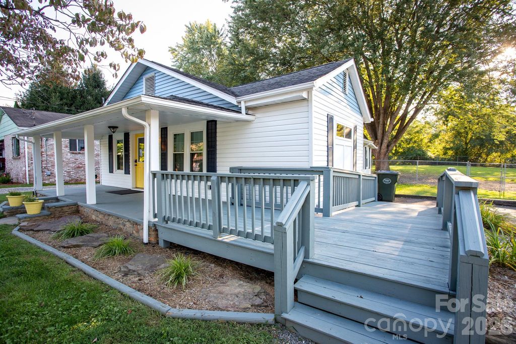 95 Elysinia Avenue, Waynesville, NC 28786