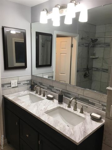 14120 Dixie, Redford, MI 48239