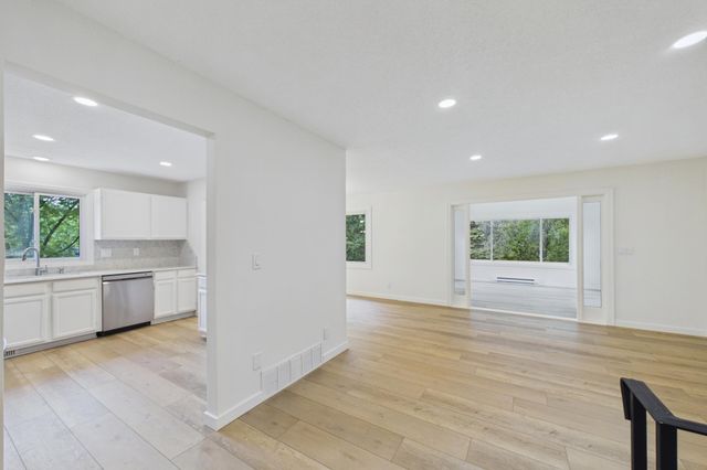 10460 Buckingham Drive, Eden Prairie, MN 55347