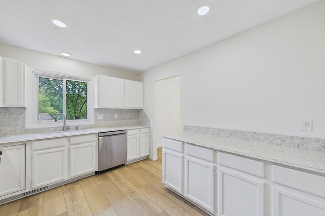 10460 Buckingham Drive, Eden Prairie, MN 55347