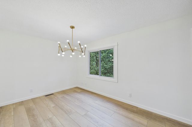 10460 Buckingham Drive, Eden Prairie, MN 55347