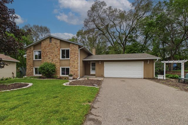10460 Buckingham Drive, Eden Prairie, MN 55347