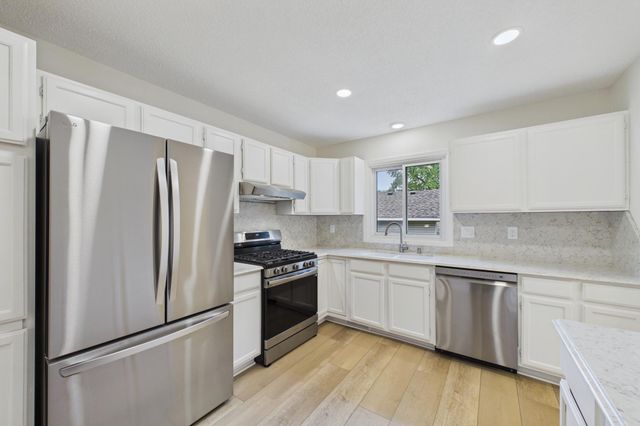 10460 Buckingham Drive, Eden Prairie, MN 55347