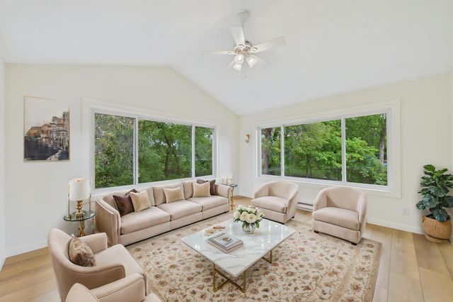 10460 Buckingham Drive, Eden Prairie, MN 55347