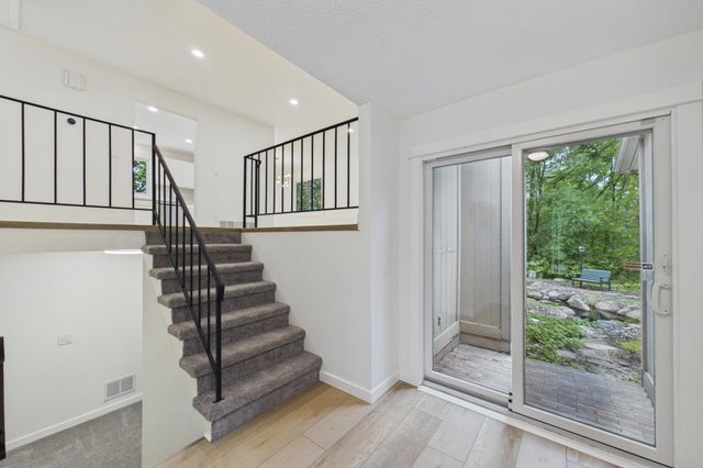 10460 Buckingham Drive, Eden Prairie, MN 55347