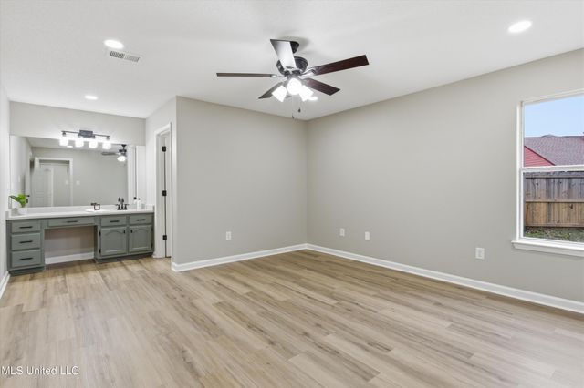 5645 E Kaitlyn Drive, Walls, MS 38680