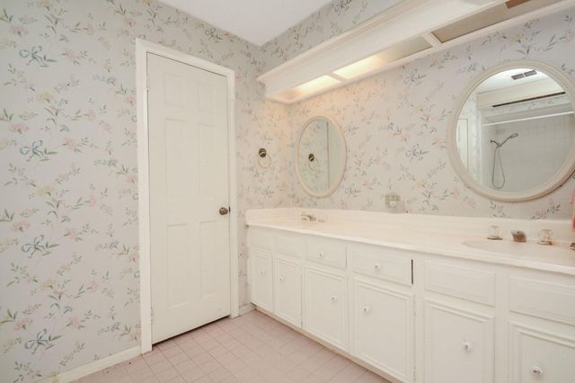 5422 Foresthaven Drive, Houston, TX 77066