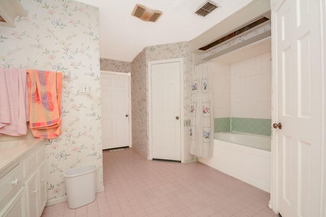 5422 Foresthaven Drive, Houston, TX 77066
