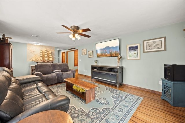30 Sandy Beach Rd, Plymouth, MA 02360