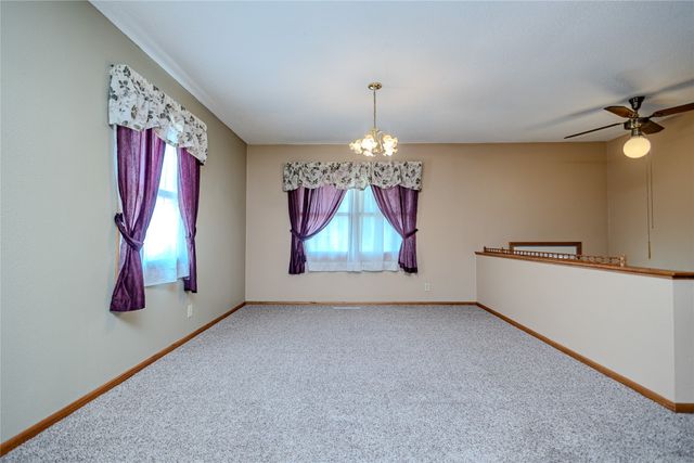 1716 S 4th Avenue E, Newton, IA 50208