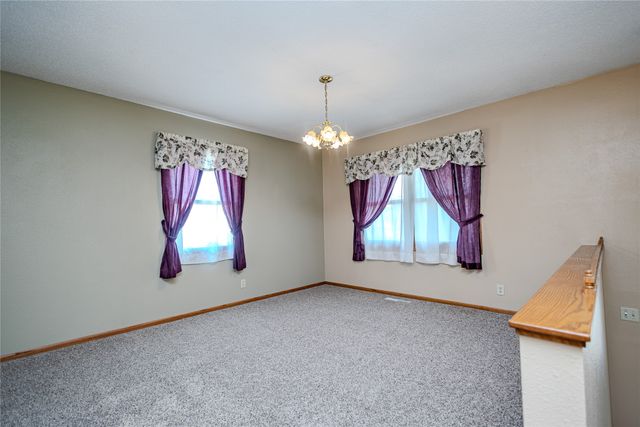 1716 S 4th Avenue E, Newton, IA 50208