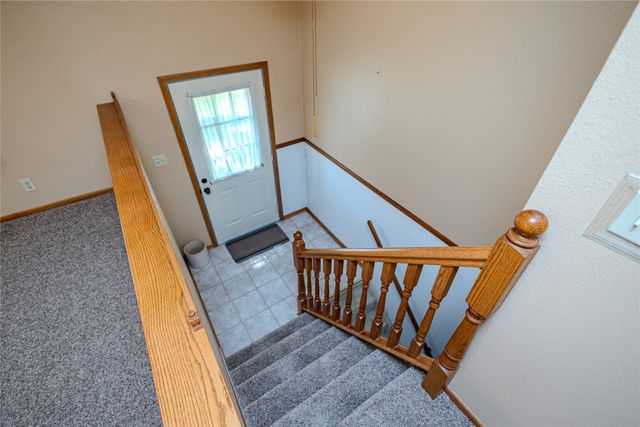 1716 S 4th Avenue E, Newton, IA 50208