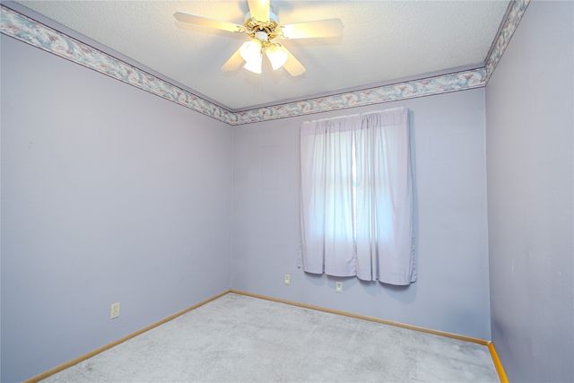 1716 S 4th Avenue E, Newton, IA 50208