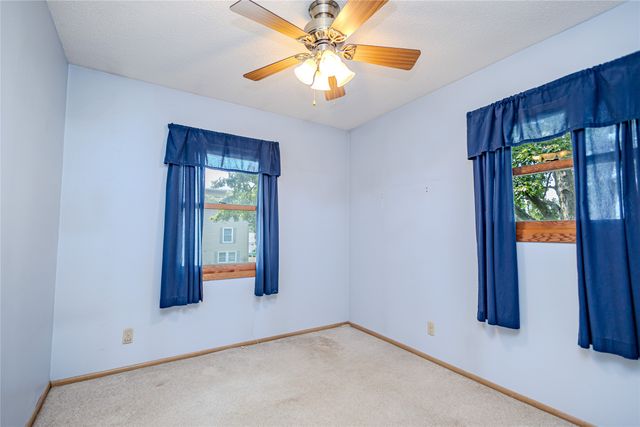 1716 S 4th Avenue E, Newton, IA 50208