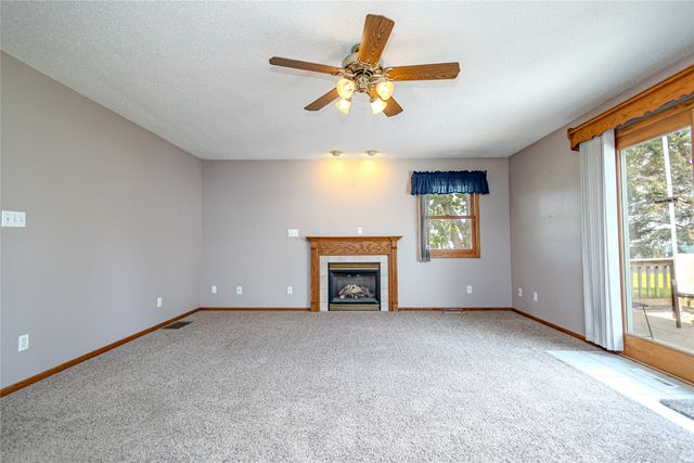 1716 S 4th Avenue E, Newton, IA 50208