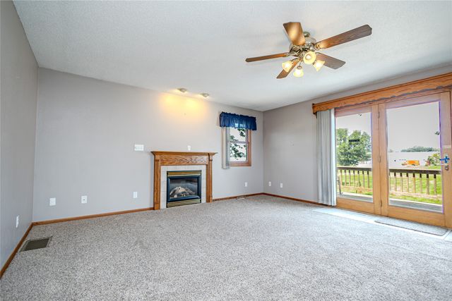 1716 S 4th Avenue E, Newton, IA 50208