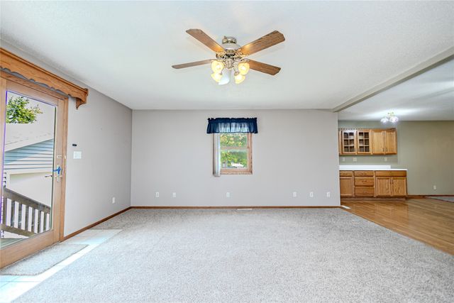 1716 S 4th Avenue E, Newton, IA 50208