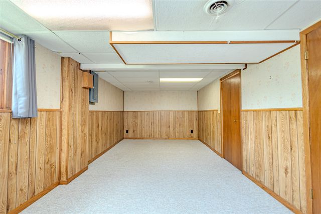 1716 S 4th Avenue E, Newton, IA 50208