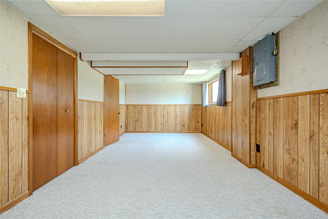 1716 S 4th Avenue E, Newton, IA 50208