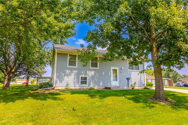 1716 S 4th Avenue E, Newton, IA 50208