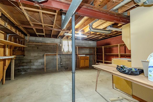 1716 S 4th Avenue E, Newton, IA 50208