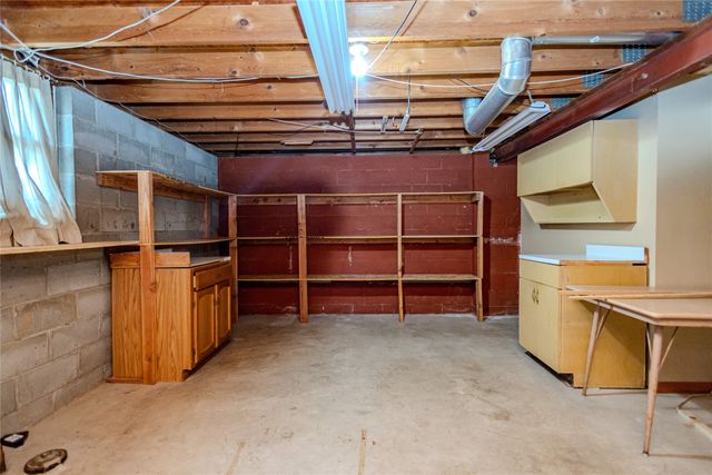 1716 S 4th Avenue E, Newton, IA 50208