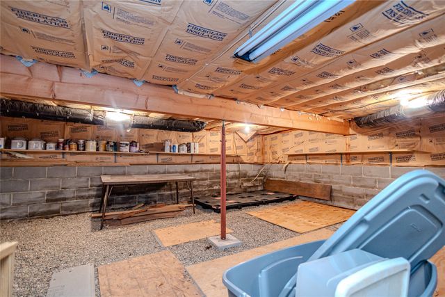 1716 S 4th Avenue E, Newton, IA 50208