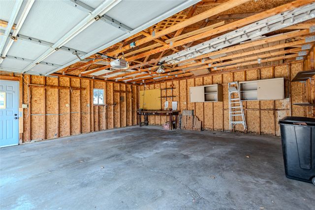 1716 S 4th Avenue E, Newton, IA 50208