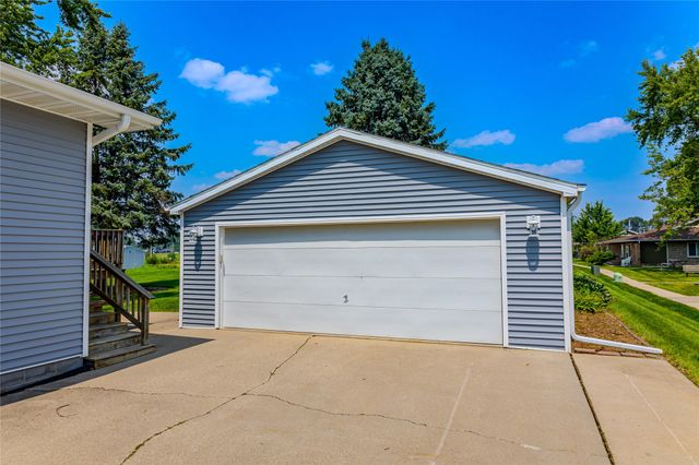 1716 S 4th Avenue E, Newton, IA 50208