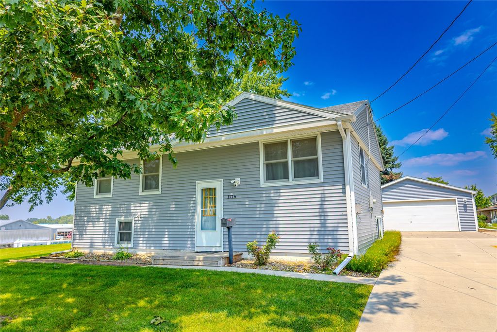 1716 S 4th Avenue E, Newton, IA 50208