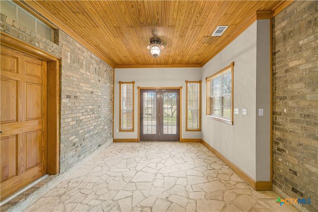 233 Post Oak Bend, Inez, TX 77968