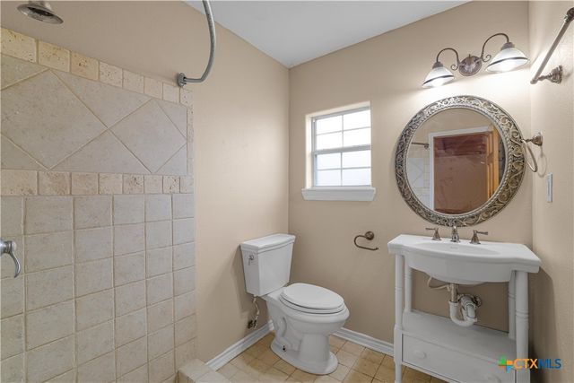 233 Post Oak Bend, Inez, TX 77968