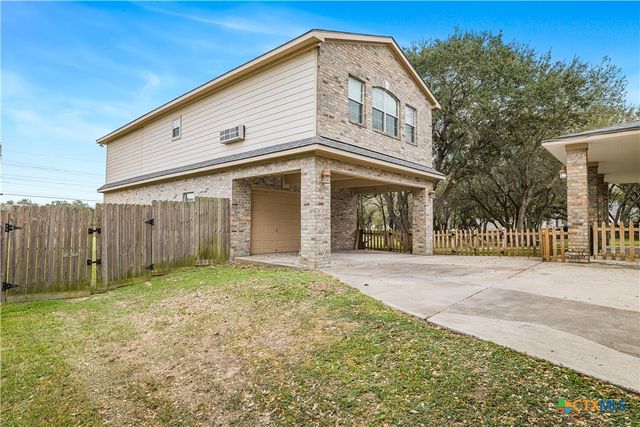 233 Post Oak Bend, Inez, TX 77968