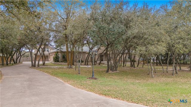 233 Post Oak Bend, Inez, TX 77968