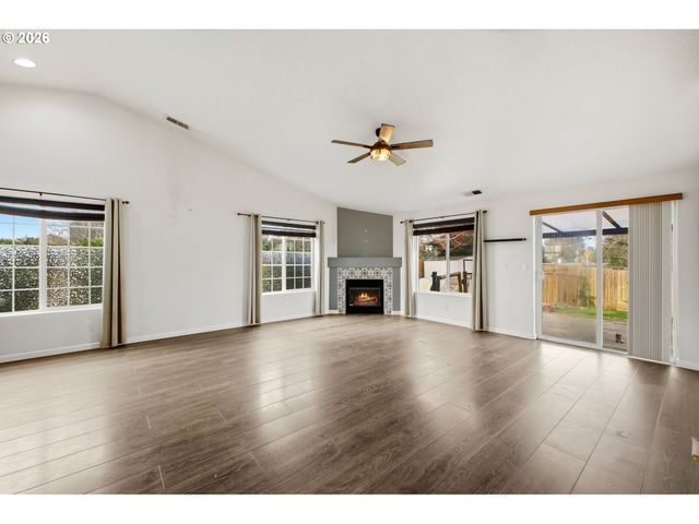 1121 DAHLIA St, Woodburn, OR 97071