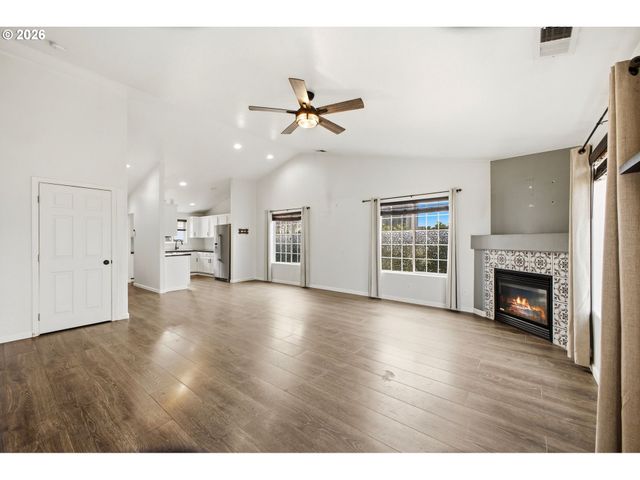 1121 DAHLIA St, Woodburn, OR 97071