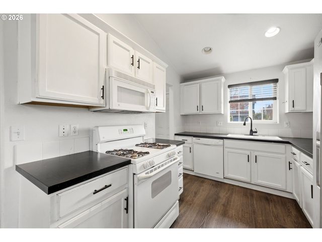 1121 DAHLIA St, Woodburn, OR 97071