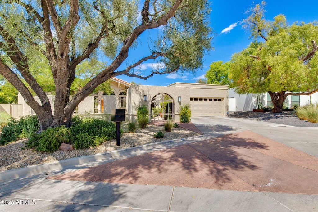 2412 E SOLANO Drive, Phoenix, AZ 85016 — exterior