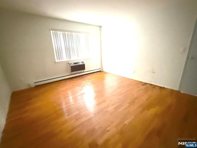 4 Lakeview C, Leonia, NJ 07605