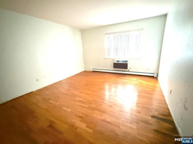 4 Lakeview C, Leonia, NJ 07605