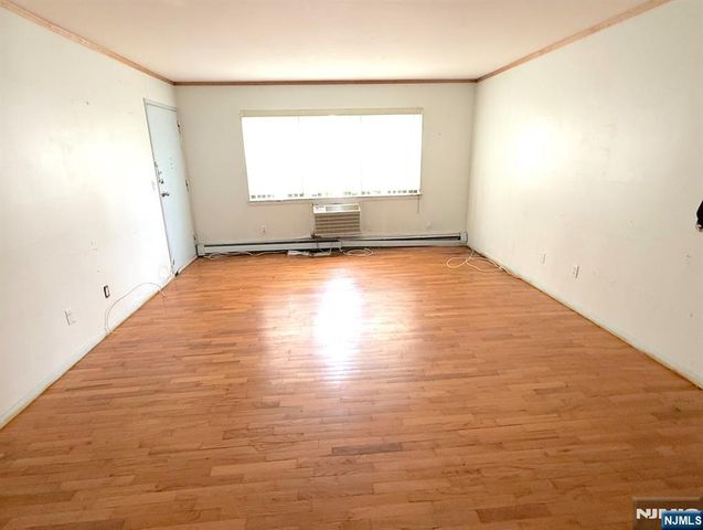 4 Lakeview C, Leonia, NJ 07605