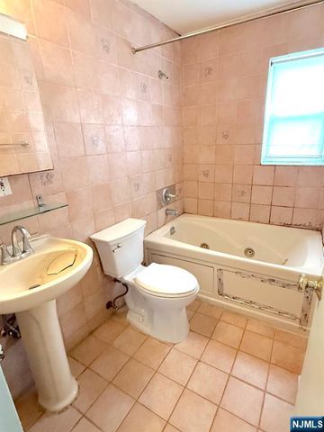 4 Lakeview C, Leonia, NJ 07605