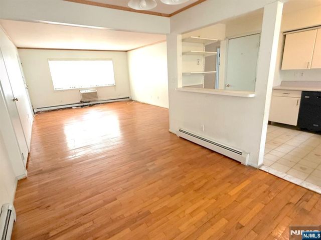 4 Lakeview C, Leonia, NJ 07605