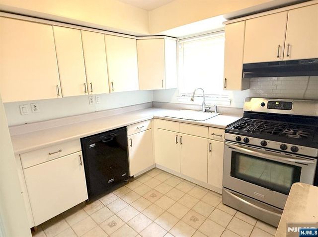 4 Lakeview C, Leonia, NJ 07605