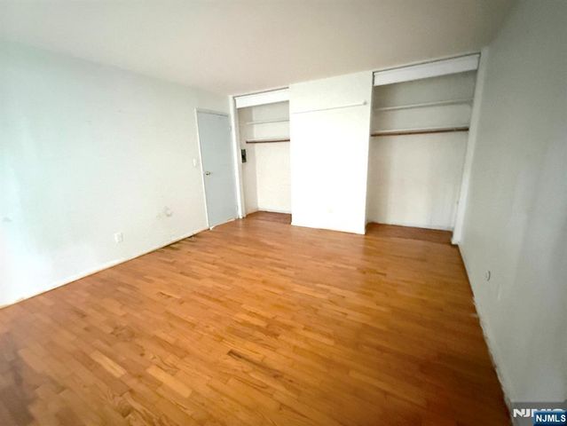 4 Lakeview C, Leonia, NJ 07605