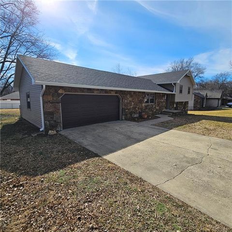 803 Spruce Street, Frontenac, KS 66763