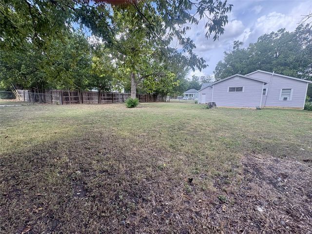 815 Lizzie ST, Taylor, TX 76574